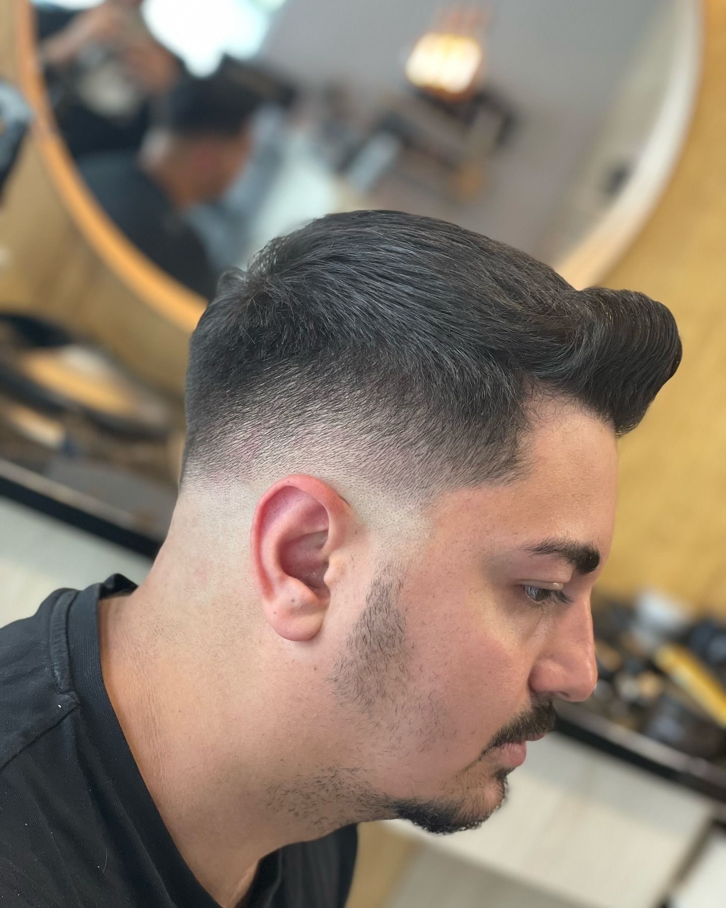 Clean fade z miękkim wykończeniem w Beirut Barber Shop.