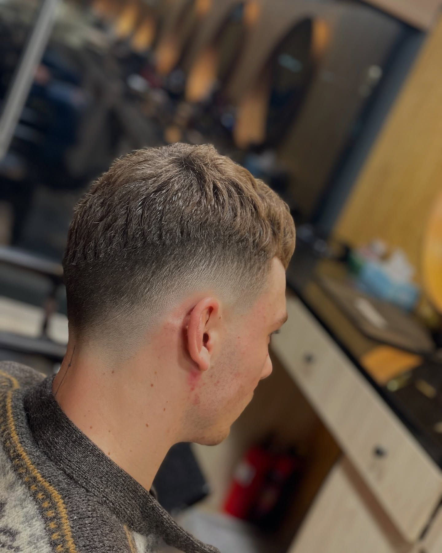 Nowoczesne strzyżenie z dokładnym cieniowaniem w Beirut Barber Shop.